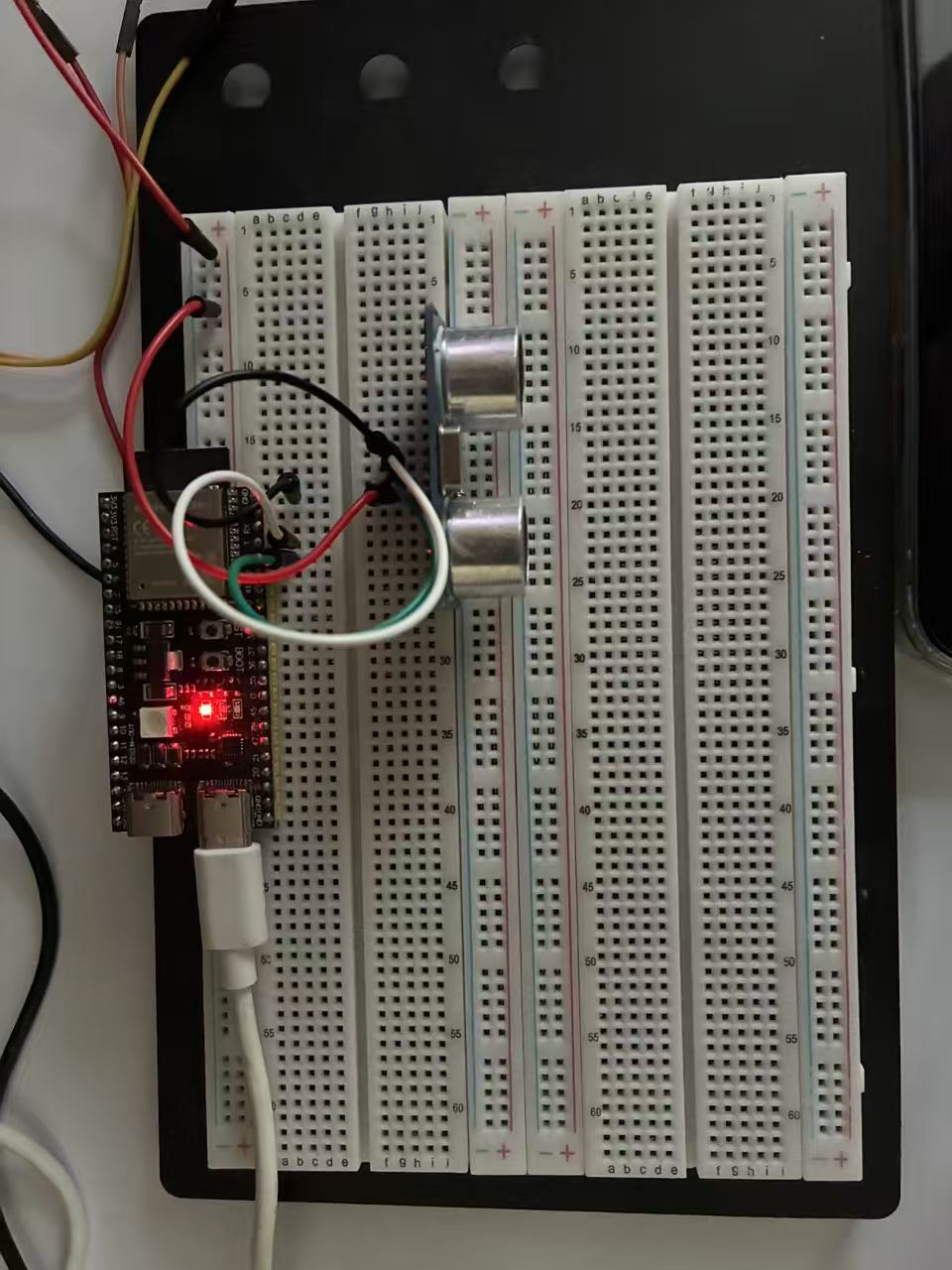 ESP32-S3-DevKitC-1 接着 USB-C 线，电源灯亮着，面包板上是 HC-SR04