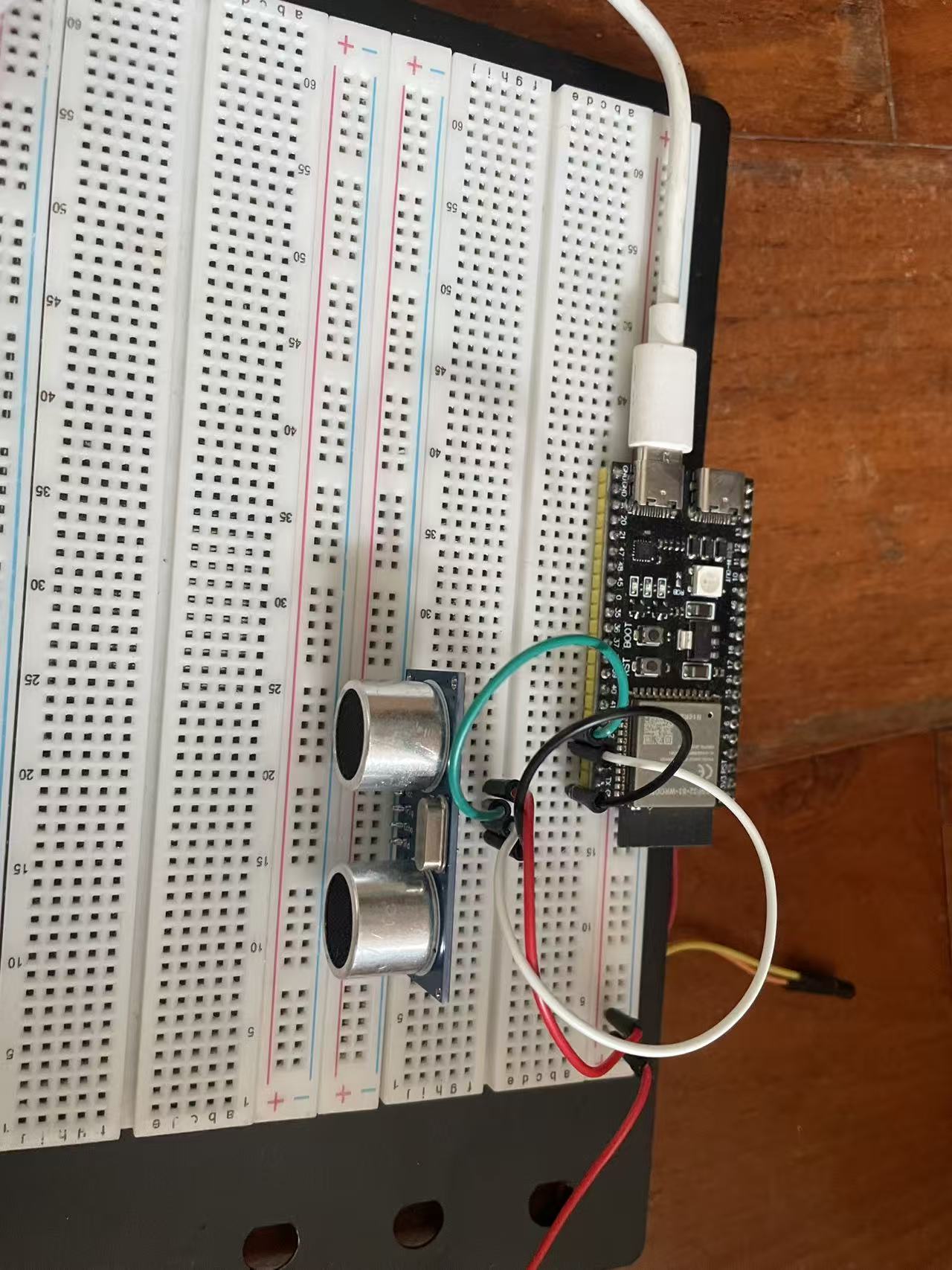 按这个项目做出来的实物：面包板上的 HC-SR04 与 ESP32-S3-DevKitC-1